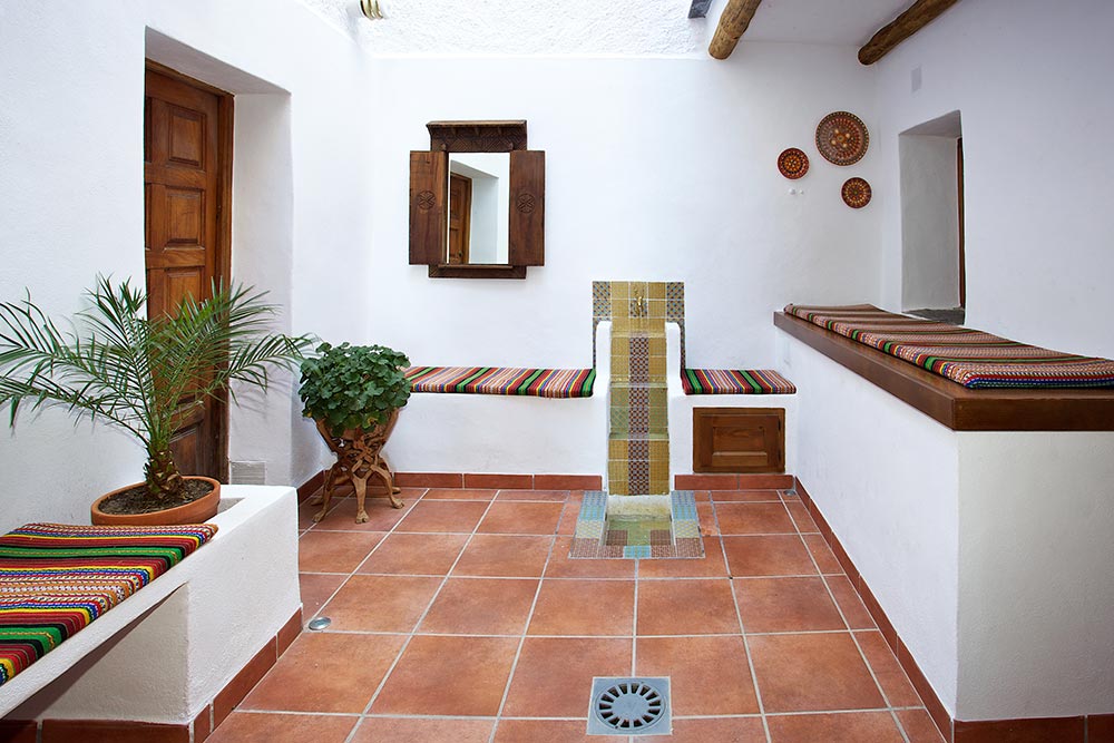 clients, Calle Parras Interior Patio